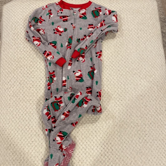2 pairs of 5t Christmas footed pajamas - Picture 5 of 7